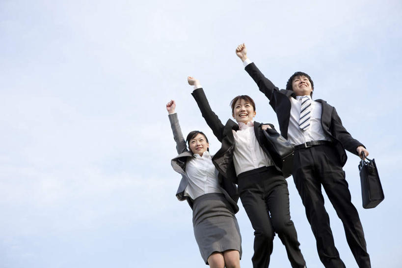 东方人,三个人,同事,商务人士,商务男性,商务女性,站,举,横图,室外,白天,仰视,衬衫,成功,合作,团队,集体,信心,亚洲,套装,云,云朵,领带,云彩,黄种人,队伍,蓝色,白云,蓝天,天空,天,托,站着,晴朗,领导,成就,商务装,合伙,领袖,工薪阶层,男人,男性,年轻男性,年轻女性,女人,女性,亚洲人,年轻人,白领,上班族,晴空,举起,举手,举着,向上举,向上伸,向上托,站立,半身,彩图,低角度拍摄,衬衣