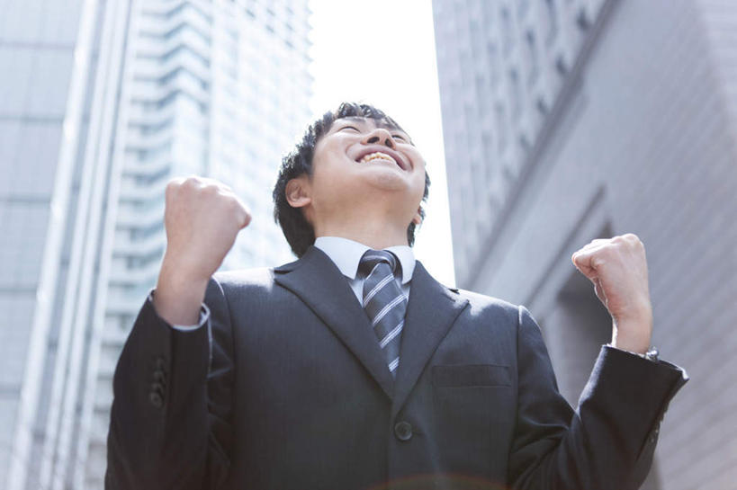 东方人,一个人,商务人士,商务男性,办公室,高楼大厦,站,横图,室外,白天,仰视,衬衫,大厦,建筑,摩天大楼,亚洲,仅一个男性,仅一个人,套装,领带,黄种人,鼓励,仅一个年轻男性,加油,手势,站着,打气,鼓舞,商务装,工薪阶层,年轻男性,亚洲人,年轻人,白领,上班族,站立,半身,彩图,低角度拍摄,衬衣,大楼,高层建筑,高楼,摩天楼