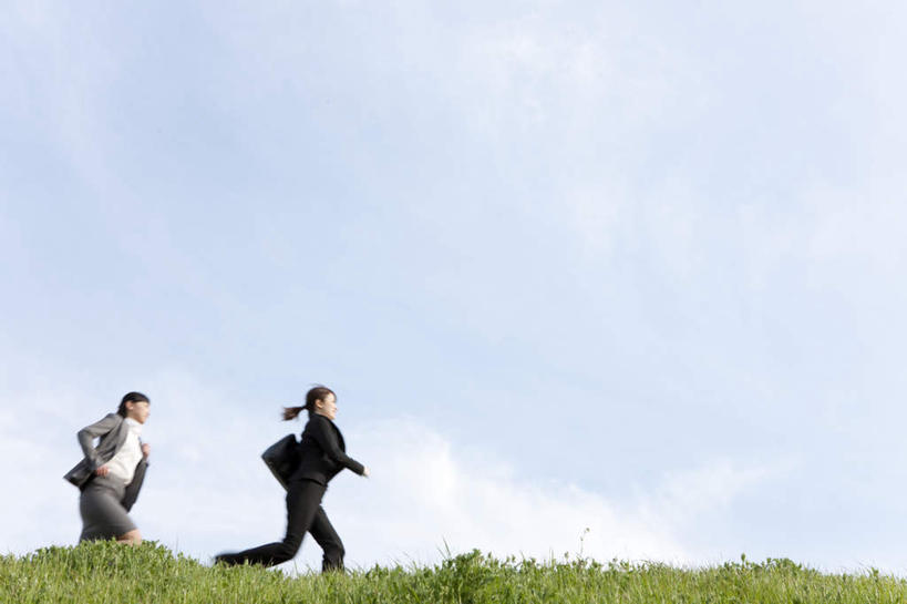 东方人,两个人,同事,商务人士,商务男性,商务女性,跑,横图,室外,白天,仰视,衬衫,锻炼,成功,运动,合作,团队,集体,信心,草地,草坪,植物,亚洲,套装,云,云朵,领带,云彩,黄种人,队伍,草,蓝色,绿色,白云,蓝天,天空,天,晴朗,领导,成就,商务装,合伙,领袖,工薪阶层,体育,男人,男性,年轻男性,年轻女性,女人,女性,亚洲人,年轻人,白领,上班族,晴空,跑步,彩图,低角度拍摄,全身,衬衣,健身