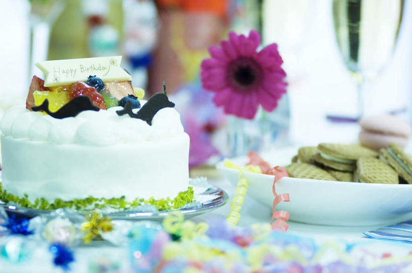 点心,无人,横图,俯视,室内,特写,白天,下午茶,植物,餐桌,桌子,静物,朦胧,模糊,装饰,盛开,食品,非洲菊,花,花瓣,花朵,花卉,鲜花,食物,糕点,一朵,紫色,花蕊,菊花,餐台,华丽,修饰,点缀,扶郎花,灯盏花,千日菊,衬托,美观,雅致,雅观,彩图,高角度拍摄,蛋糕