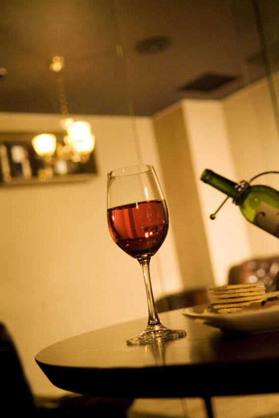 点心,无人,家,客厅,竖图,室内,特写,白天,正面,别墅,餐桌,家具,装修,桌子,建筑,静物,杯子,照明,欧式,两瓶,装饰,高脚杯,房屋,墙,屋子,公寓,灯光,食品,红酒杯,豪华,建设,现代,装潢,洋房,楼房,吊灯,墙壁,墙面,住宅,玻璃制品,灯,酒瓶,食物,玻璃瓶,酒杯,瓶子,灯具,室内装潢,饼干,零食,餐台,明亮,照亮,起居室,舒适,家居装潢,照明设备,房屋设计,地中海风格,古典风格,简约风格,室内设计,宽敞,样板房装潢,设计,玻璃杯,彩图,房子