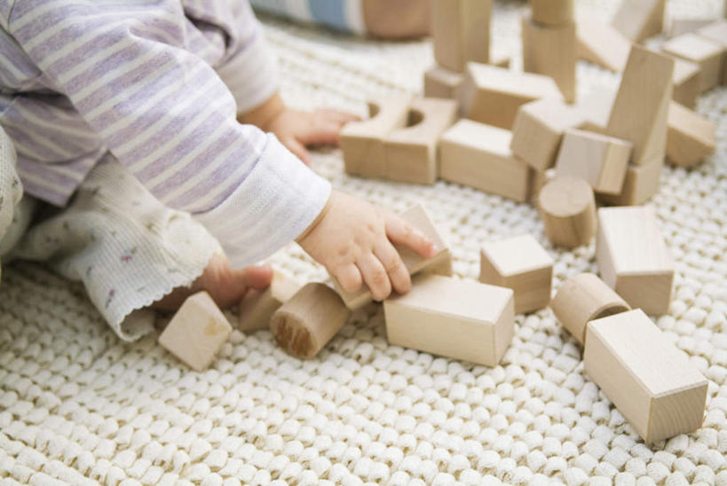 东方人,儿童,手,一个人,蹲,横图,俯视,室内,特写,白天,游戏,纯洁,智慧,地毯,玩具,亚洲,仅一个男性,仅一个人,条纹,服装,拿,玩,拿着,休闲装,黄种人,娱乐,小孩,衣服,蓝色,仅一个小孩,休闲,手部,休闲服,积木,可爱,童年,童趣,益智,服饰,活动,单手,思维,发泄,消遣,智力,想象,童真,烂漫,无邪,宣泄,天真,男孩,男人,男性,亚洲人,孩子,蹲着,玩耍,嬉戏,半身,彩图,高角度拍摄,男生