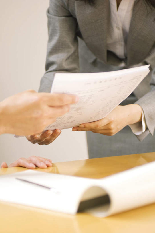 东方人,手,两个人,同事,商务人士,商务男性,商务女性,办公室,站,竖图,室内,特写,白天,正面,衬衫,成功,合作,团队,集体,信心,桌子,亚洲,双手,套装,材料,档案,文件,办公桌,墙,领带,拿,拿着,黄种人,队伍,墙壁,墙面,资料,站着,手部,领导,成就,文档,商务装,合伙,领袖,工薪阶层,男人,男性,年轻男性,年轻女性,女人,女性,亚洲人,年轻人,白领,上班族,站立,半身,彩图,衬衣