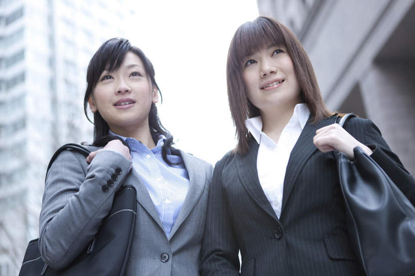 东方人,两个人,同事,商务人士,商务女性,高楼大厦,站,笑,微笑,横图,室内,白天,正面,衬衫,成功,合作,团队,集体,信心,大厦,建筑,摩天大楼,亚洲,套装,包,皮包,领带,拿,拿着,黄种人,队伍,站着,单肩包,领导,成就,商务装,合伙,领袖,工薪阶层,年轻女性,女人,女性,亚洲人,年轻人,白领,上班族,站立,半身,彩图,衬衣,大楼,高层建筑,高楼,摩天楼