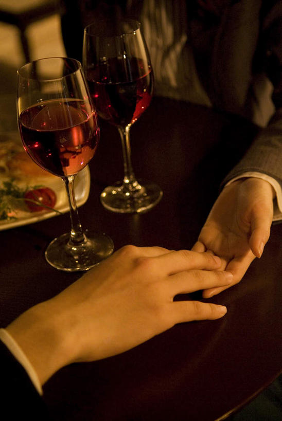 葡萄酒,手,两个人,同事,商务人士,商务男性,商务女性,坐,竖图,俯视,室内,特写,白天,衬衫,成功,合作,团队,集体,信心,餐桌,桌子,杯子,餐具,套装,碟子,高脚杯,盘,领带,红酒杯,酒类,文化,队伍,玻璃制品,酒,饮料,盘子,酒杯,碟,手部,搭,餐台,创造,领导,成就,搭着,商务装,合伙,领袖,想象,工薪阶层,男人,男性,年轻男性,年轻女性,女人,女性,年轻人,白领,上班族,玻璃杯,坐着,半身,彩图,高角度拍摄,衬衣