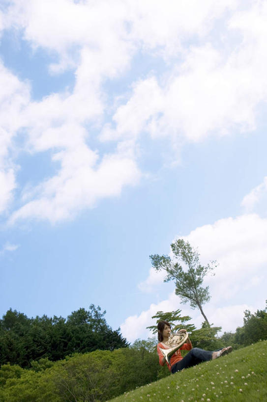 东方人,一个人,坐,横图,室外,白天,仰视,草地,草坪,植物,亚洲,仅一个年轻女性,仅一个女性,仅一个人,服装,朦胧,模糊,乐器,铜管乐器,圆号,拿,演奏,拿着,休闲装,黄种人,草,衣服,红色,绿色,吹,休闲,休闲服,服饰,铜管,年轻女性,女人,女性,亚洲人,坐着,彩图,低角度拍摄,全身