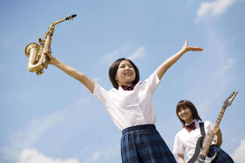 东方人,两个人,伙伴,朋友,站,笑,微笑,露齿笑,横图,室外,白天,仰视,制服,友谊,亚洲,服装,云,云朵,乐器,铜管乐器,圆号,云彩,黄种人,蓝色,白云,蓝天,天空,天,站着,校服,晴朗,铜管,学生服,友情,年轻女性,女人,女性,亚洲人,晴空,站立,半身,彩图,低角度拍摄