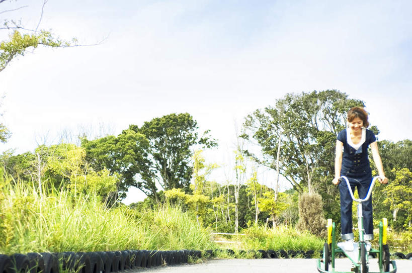 东方人,一个人,坐,横图,室外,白天,正面,草地,草坪,植物,自行车,亚洲,仅一个年轻女性,仅一个女性,仅一个人,握,云,云朵,云彩,黄种人,车,脚踏车,草,树,树木,蓝色,绿色,白云,蓝天,天空,自然,交通工具,天,握着,生长,晴朗,成长,载具,年轻女性,女人,女性,亚洲人,晴空,坐着,彩图,全身