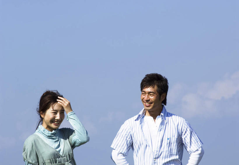 东方人,两个人,站,笑,微笑,露齿笑,横图,室外,白天,正面,衬衫,爱情,亚洲,服装,云,云朵,浪漫,云彩,休闲装,黄种人,衣服,蓝色,绿色,白云,蓝天,天空,天,站着,休闲,温暖,温馨,休闲服,恩爱,恋人,服饰,晴朗,和睦,男人,男性,年轻男性,年轻女性,女人,女性,亚洲人,情侣,晴空,站立,半身,彩图,衬衣,伴侣,融洽