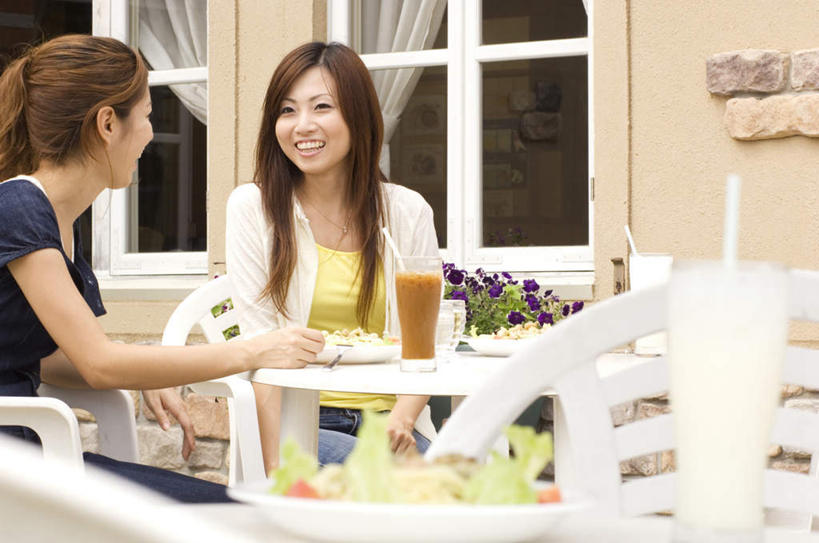 东方人,两个人,伙伴,朋友,坐,笑,微笑,露齿笑,横图,室外,白天,正面,友谊,餐桌,窗户,桌子,杯子,餐具,亚洲,碟子,盘,墙,食品,黄种人,玻璃窗,墙壁,墙面,玻璃制品,食物,饮料,盘子,水杯,碟,遮,遮掩,餐台,掩盖,遮挡,遮盖,掩饰,友情,年轻女性,女人,女性,亚洲人,玻璃杯,坐着,半身,彩图