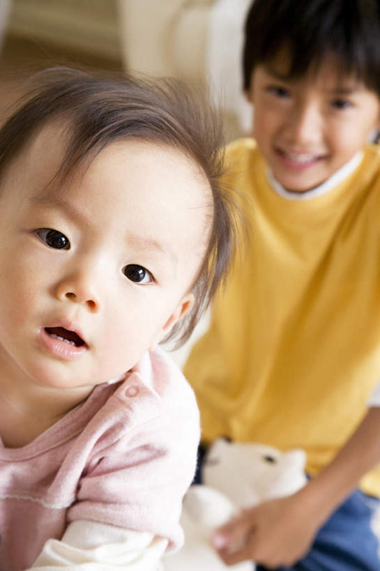 东方人,儿童,脸,头,脸颊,两个人,站,笑,微笑,露齿笑,横图,室内,特写,白天,正面,纯洁,亚洲,弯腰,黄种人,小孩,趴着,站着,可爱,童年,童趣,童真,烂漫,无邪,弯身,天真,男孩,男人,男性,女孩,女人,女性,亚洲人,孩子,头部,脸部,脸蛋,面部,趴,站立,半身,彩图,男生,女生