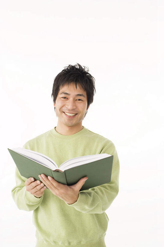 东方人,一个人,站,捧,笑,微笑,露齿笑,横图,室内,白天,正面,书籍,亚洲,仅一个男性,仅一个人,黄种人,仅一个年轻男性,站着,男人,男性,年轻男性,亚洲人,书,图书,端,端着,捧着,手捧,站立,半身,彩图