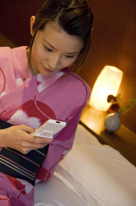 东方人,一个人,坐,打电话,横图,室内,白天,正面,床,台灯,电话,手机,照明,亚洲,仅一个年轻女性,仅一个女性,仅一个人,灯光,床单,拿,拿着,注视,黄种人,通讯设备,被子,灯,灯具,观察,看,单人床,观看,照亮,察看,被单,照明设备,关注,交流,年轻女性,女人,女性,亚洲人,沟通,通话,坐着,半身,彩图