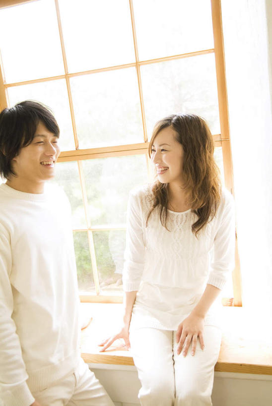 东方人,两个人,站,笑,微笑,露齿笑,横图,室内,白天,正面,爱情,窗户,亚洲,服装,浪漫,休闲装,黄种人,玻璃窗,衣服,白色,站着,休闲,温暖,温馨,休闲服,恩爱,恋人,服饰,和睦,男人,男性,年轻男性,年轻女性,女人,女性,亚洲人,情侣,站立,半身,彩图,伴侣,融洽