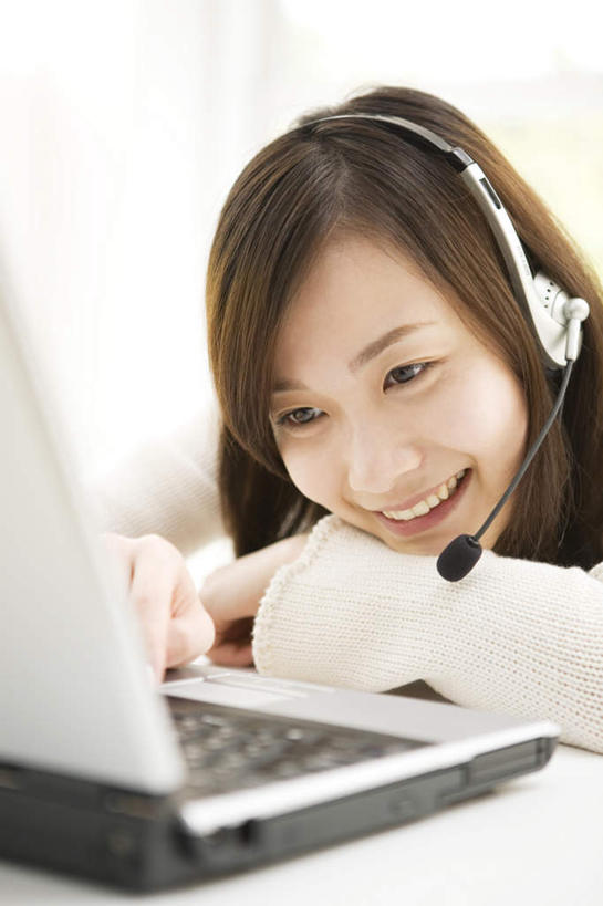 东方人,一个人,坐,笑,微笑,露齿笑,竖图,室内,白天,正面,快乐,满意,幸福,电脑,笔记本电脑,餐桌,桌子,亚洲,仅一个年轻女性,仅一个女性,仅一个人,网络,音响,音乐,黄种人,娱乐,通讯设备,耳机,享受,休闲,放松,餐台,无线,舒适,享乐,通信设备,无线网络,无线上网,便携式电脑,手提电脑,年轻女性,女人,女性,亚洲人,坐着,半身,彩图