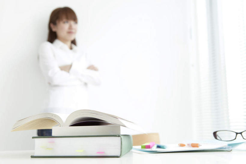 东方人,一个人,站,双手交叉,横图,室内,白天,正面,桌子,书籍,亚洲,仅一个年轻女性,仅一个女性,仅一个人,朦胧,模糊,办公桌,墙,黄种人,墙壁,墙面,站着,双手抱胸,年轻女性,女人,女性,亚洲人,书,图书,站立,半身,彩图