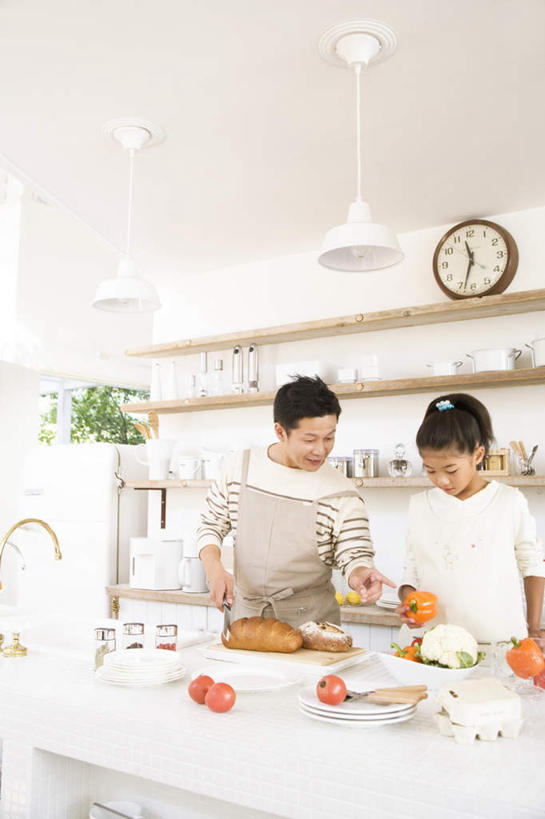 点心,面包,东方人,儿童,两个人,家庭,父亲,女儿,站,说,竖图,室内,白天,正面,讨论,纯洁,餐桌,桌子,辣椒,餐具,亚洲,时间,时钟,食品,面点,拿,计时,拿着,黄种人,食物,糕点,一个,小孩,黄色,挂钟,钟表,站着,温暖,温馨,父女,一家人,表,父爱,可爱,童年,童趣,单个,餐台,和睦,彩椒,童真,烂漫,无邪,辣角,红海椒,大椒,辣虎,广椒,交流,天真,男人,男性,年轻男性,女孩,亚洲人,孩子,年轻人,进餐用具,烹调用具,钟,甜椒,柿子椒,辣子,海椒,番椒,灯笼椒,沟通,讲话,交谈,商讨,说话,谈话,站立,半身,彩图,融洽,女生