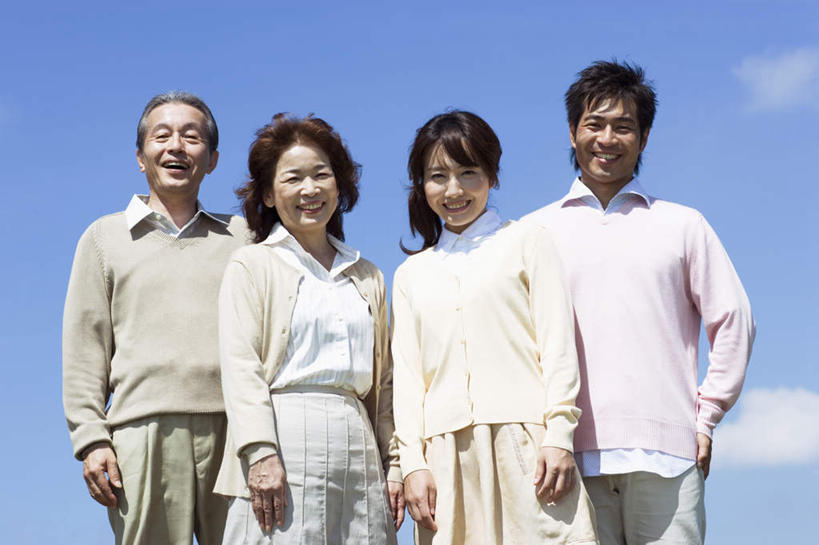 东方人,两个人,夫妻,站,笑,微笑,露齿笑,横图,室外,白天,仰视,爱情,亚洲,云,云朵,浪漫,云彩,黄种人,蓝色,白云,蓝天,天空,天,站着,恩爱,恋人,晴朗,老年男性,老年女性,男人,男性,年轻男性,年轻女性,女人,女性,亚洲人,夫妇,情侣,晴空,站立,半身,彩图,低角度拍摄,伴侣