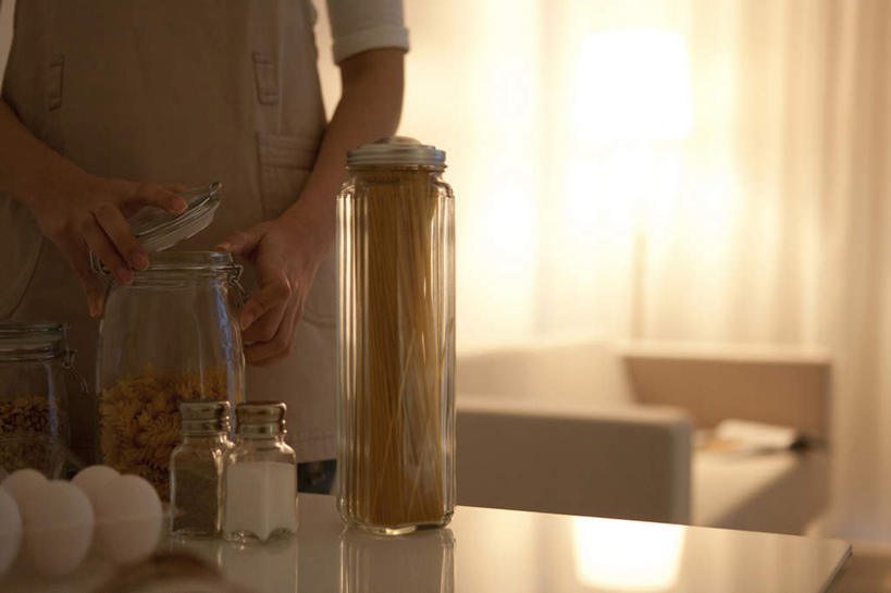 东方人,一个人,站,横图,室内,白天,正面,餐桌,窗帘,桌子,亚洲,仅一个男性,仅一个人,环保,蛋格,拿,拿着,黄种人,玻璃制品,仅一个年轻男性,玻璃瓶,瓶子,站着,餐台,回收,资源,利用,低碳,循环,蛋托,蛋盒,男人,男性,年轻男性,亚洲人,站立,半身,彩图