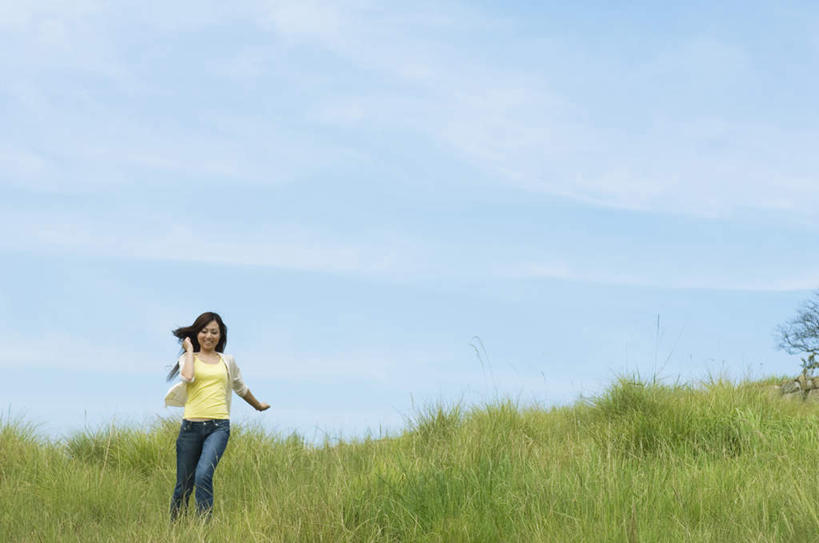 东方人,儿童,一个人,跑,横图,室外,白天,正面,锻炼,纯洁,运动,草地,草坪,植物,亚洲,仅一个女性,仅一个人,云,云朵,云彩,黄种人,草,小孩,蓝色,绿色,白云,蓝天,天空,天,仅一个小孩,可爱,童年,童趣,晴朗,童真,烂漫,无邪,体育,天真,女孩,女人,女性,亚洲人,孩子,晴空,跑步,彩图,全身,健身,女生