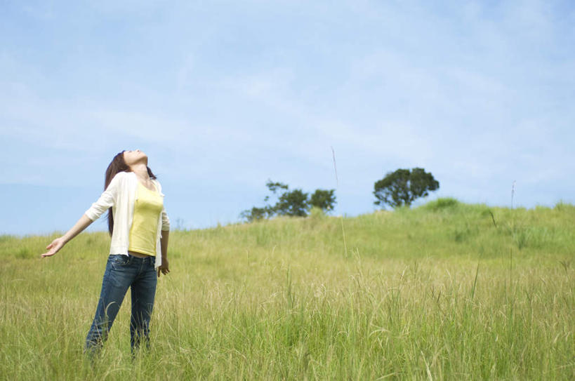 东方人,一个人,站,伸展双臂,横图,室外,白天,正面,草地,草坪,植物,亚洲,仅一个年轻女性,仅一个女性,仅一个人,云,云朵,云彩,黄种人,草,树,树木,蓝色,绿色,白云,蓝天,天空,自然,天,站着,生长,晴朗,成长,年轻女性,女人,女性,亚洲人,晴空,敞开双臂,伸开双臂,展开双肩,站立,张开手臂,张开双臂,彩图,全身