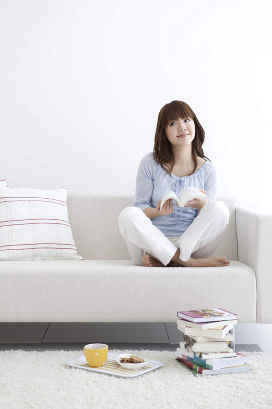 东方人,一个人,客厅,坐,笑,微笑,竖图,室内,白天,正面,沙发,杯子,书籍,亚洲,仅一个年轻女性,仅一个女性,仅一个人,一堆,堆叠,堆积,瓷器,咖啡杯,陶瓷制品,拿,拿着,黄种人,堆,起居室,瓷杯,年轻女性,女人,女性,亚洲人,书,图书,抬头,仰头,坐着,彩图,全身,皮沙发