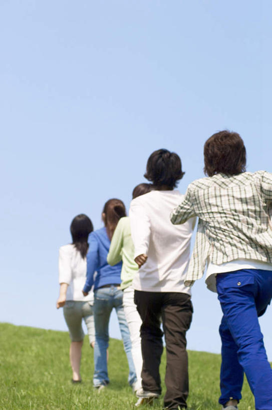 东方人,站,竖图,白天,爱情,草地,草坪,植物,亚洲,一排,整齐,许多人,浪漫,黄种人,草,食物,排列,背面,蓝色,绿色,蓝天,天空,天,站着,一群人,温暖,温馨,恩爱,恋人,和睦,队列,男人,男性,年轻男性,年轻女性,女人,女性,亚洲人,情侣,站立,半身,彩图,伴侣,融洽