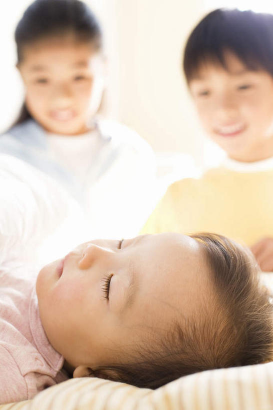 东方人,儿童,三个人,站,躺,闭眼,竖图,室内,白天,正面,纯洁,亚洲,朦胧,模糊,注视,黄种人,小孩,观察,看,站着,可爱,童年,童趣,观看,察看,关注,童真,烂漫,无邪,天真,男孩,男人,男性,女孩,女人,女性,亚洲人,孩子,闭眼睛,闭着眼,闭着眼睛,躺着,站立,半身,彩图,男生,女生