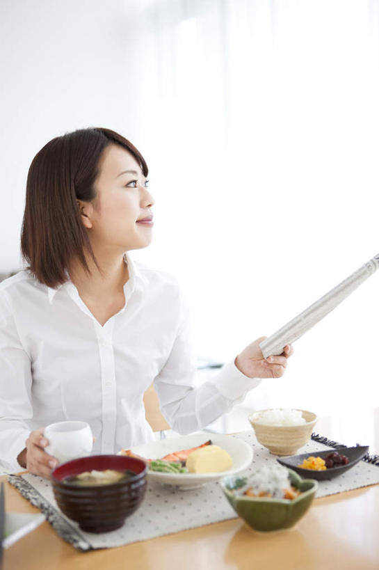 东方人,一个人,坐,横图,室内,白天,正面,餐桌,桌子,餐具,亚洲,仅一个年轻女性,仅一个女性,仅一个人,材料,档案,文件,食品,拿,拿着,黄种人,食物,资料,碗,餐台,文档,年轻女性,女人,女性,亚洲人,进餐用具,烹调用具,坐着,半身,彩图