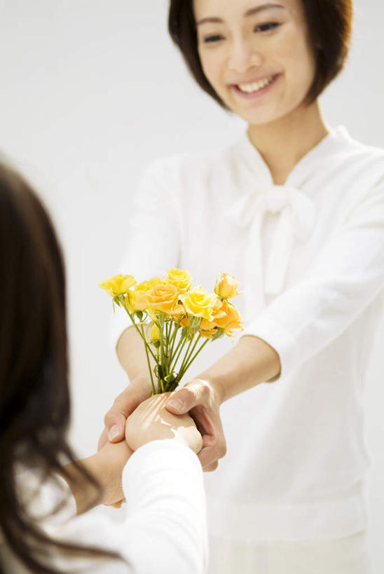 东方人,儿童,背部,两个人,家庭,母亲,儿子,站,竖图,室内,白天,白色背景,正面,纯洁,亚洲,盛开,拿,花蕾,拿着,黄种人,花,花瓣,花朵,鲜花,小孩,花苞,花蕊,油菜花,站着,温暖,温馨,母子,一家人,可爱,母爱,童年,童趣,摄影,影棚,和睦,童真,烂漫,无邪,天真,男孩,年轻女性,女人,女性,亚洲人,孩子,年轻人,站立,半身,彩图,影棚拍摄,拍摄,融洽,芸苔,芸薹,男生