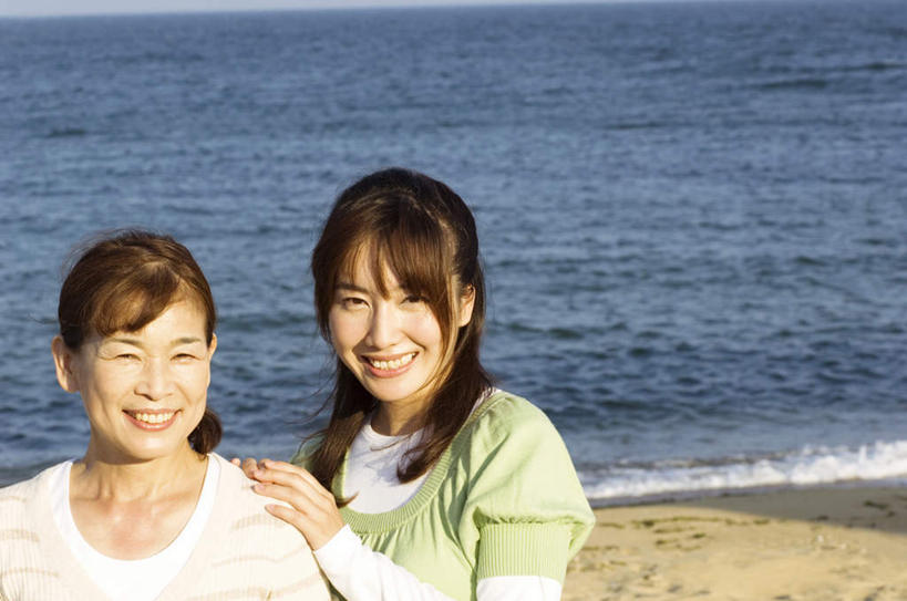 东方人,两个人,家庭,母亲,女儿,站,笑,微笑,露齿笑,横图,室外,白天,正面,旅游,度假,海浪,海洋,美景,沙滩,亚洲,阴影,光线,沙子,影子,海岸,景观,浪花,沙地,黄种人,娱乐,阳光,自然,海水,站着,享受,休闲,温暖,温馨,母女,一家人,景色,放松,母爱,和睦,自然风光,海景,年轻女性,女人,女性,中年女性,亚洲人,大海,风浪,海,海水的波动,海滩,近岸浪,涌浪,站立,半身,彩图,融洽