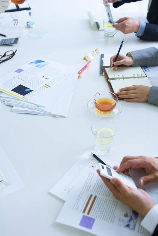 东方人,三个人,同事,商务人士,商务男性,办公室,坐,打电话,竖图,俯视,室内,白天,衬衫,成功,合作,团队,集体,信心,桌子,电话,手机,亚洲,套装,笔,办公桌,办公用品,领带,拿,拿着,黄种人,通讯设备,队伍,文具,铅笔,学习用品,文具用品,领导,成就,商务装,合伙,领袖,工薪阶层,交流,男人,男性,年轻男性,亚洲人,年轻人,白领,上班族,沟通,通话,坐着,半身,彩图,高角度拍摄,衬衣