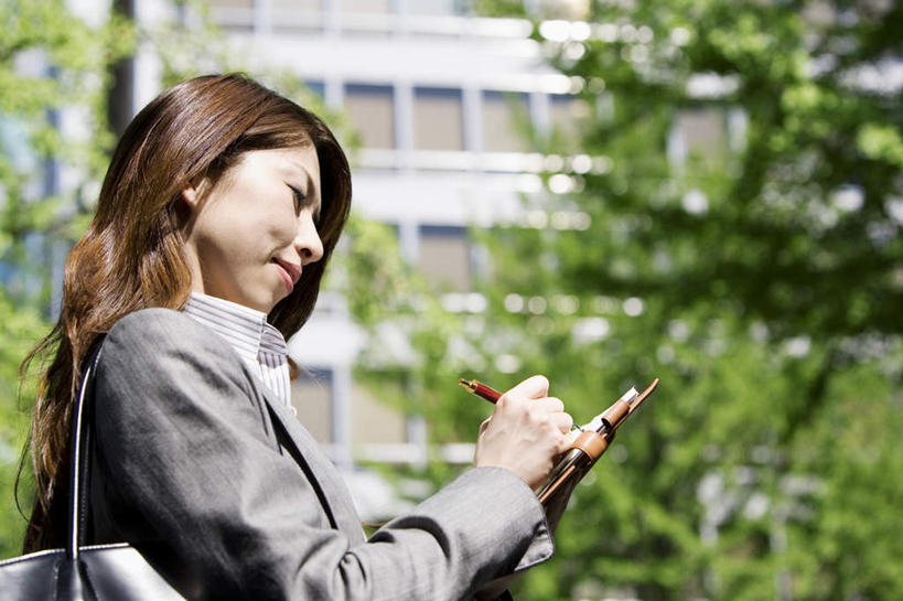 东方人,一个人,商务人士,商务女性,高楼大厦,站,横图,室内,白天,正面,衬衫,植物,窗户,大厦,建筑,摩天大楼,亚洲,仅一个年轻女性,仅一个女性,仅一个人,阴影,套装,光线,笔,影子,办公用品,圆珠笔,拿,拿着,黄种人,玻璃窗,文具,树,树木,绿色,阳光,自然,学习用品,站着,生长,成长,文具用品,商务装,工薪阶层,年轻女性,亚洲人,年轻人,白领,上班族,站立,半身,彩图,衬衣,大楼,高层建筑,高楼,摩天楼