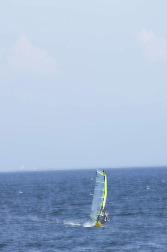 帆船,东方人,一个人,站,竖图,室外,白天,正面,锻炼,运动,海浪,海洋,船,亚洲,仅一个男性,仅一个人,浪花,黄种人,仅一个年轻男性,海水,交通工具,站着,载具,海景,体育,男人,男性,年轻男性,亚洲人,大海,风浪,海,海水的波动,近岸浪,涌浪,站立,彩图,全身,健身