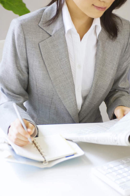 东方人,一个人,商务人士,商务女性,办公室,坐,横图,室内,白天,正面,衬衫,桌子,亚洲,仅一个年轻女性,仅一个女性,仅一个人,套装,笔,办公桌,办公用品,记事本,圆珠笔,黄种人,文具,本子,笔记本,学习用品,文具用品,商务装,工薪阶层,年轻女性,亚洲人,年轻人,白领,上班族,坐着,半身,彩图,衬衣