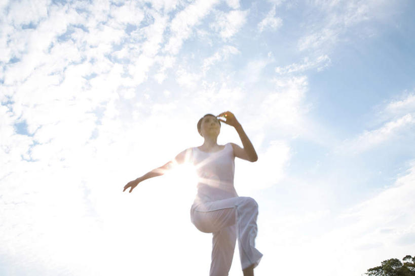 东方人,一个人,站,伸展双臂,横图,室外,白天,仰视,植物,亚洲,仅一个男性,仅一个人,阴影,光线,影子,云,云朵,云彩,黄种人,树,树木,仅一个年轻男性,蓝色,绿色,白云,蓝天,天空,阳光,自然,天,站着,姿势,生长,晴朗,成长,男人,男性,年轻男性,亚洲人,晴空,敞开双臂,伸开双臂,展开双肩,站立,张开手臂,张开双臂,半身,彩图,低角度拍摄