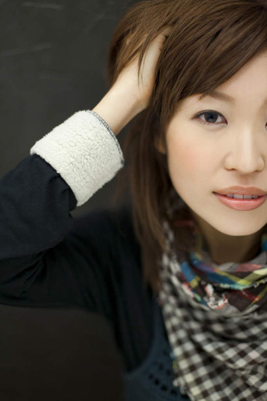 东方人,一个人,站,笑,摸,微笑,竖图,室内,白天,正面,亚洲,仅一个年轻女性,仅一个女性,仅一个人,抚摸,黑色背景,装饰,黄种人,围巾,站着,温暖,摄影,影棚,围脖,保暖,华丽,点缀,御寒,衬托,美观,雅致,雅观,年轻女性,女人,女性,亚洲人,触摸,接触,站立,半身,彩图,影棚拍摄,拍摄