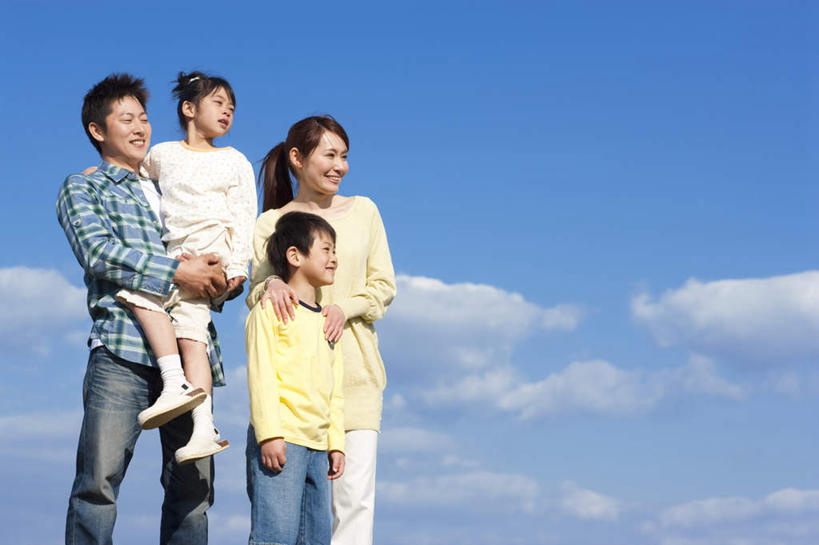 东方人,儿童,家庭,夫妻,母亲,父亲,女儿,儿子,站,抱,笑,微笑,露齿笑,横图,室外,白天,仰视,爱情,纯洁,亚洲,云,云朵,许多人,浪漫,云彩,黄种人,小孩,蓝色,白云,蓝天,天空,天,站着,一群人,温暖,温馨,父女,父子,母女,母子,一家人,恩爱,父爱,可爱,母爱,童年,童趣,恋人,晴朗,抱着,和睦,搂着,童真,烂漫,无邪,天真,男孩,男人,男性,年轻男性,年轻女性,女孩,女人,女性,亚洲人,孩子,年轻人,夫妇,情侣,晴空,搂,搂抱,站立,半身,彩图,低角度拍摄,伴侣,融洽,男生,女生