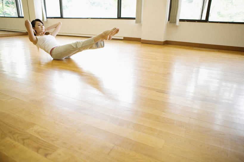 东方人,一个人,健身房,坐,横图,室内,白天,正面,锻炼,运动,窗户,地板,亚洲,仅一个年轻女性,仅一个女性,仅一个人,伸展,地面,黄种人,木地板,玻璃窗,双手抱头,热身,体育,年轻女性,女人,女性,亚洲人,坐着,彩图,全身,健身,健身馆