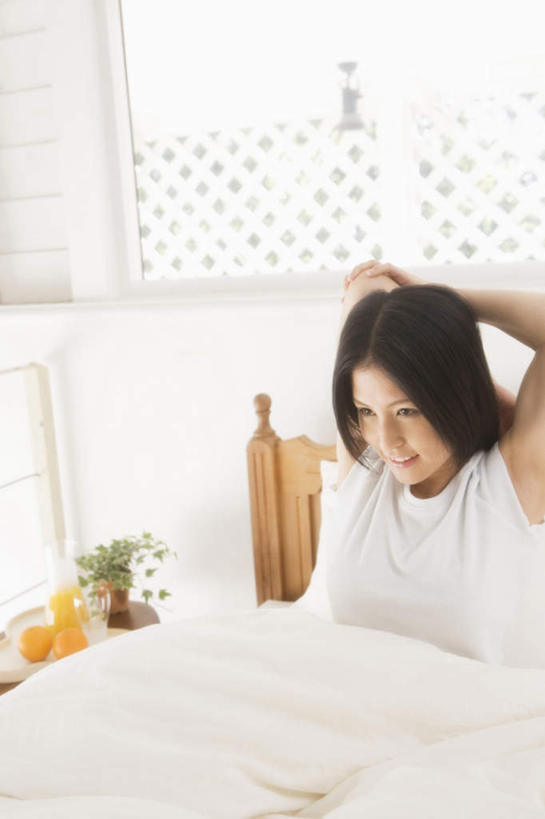 东方人,一个人,坐,竖图,室内,白天,正面,床,卧室,柑橘,椅子,亚洲,仅一个年轻女性,仅一个女性,仅一个人,木椅,床单,黄种人,被子,单人床,双手抱头,被单,年轻女性,女人,女性,亚洲人,橘子,桔子,橙子,橙,坐着,半身,彩图,睡房,卧房