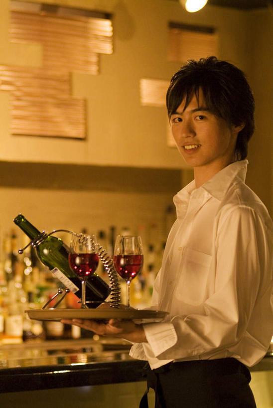 东方人,一个人,站,横图,室内,白天,正面,亚洲,仅一个男性,仅一个人,罐子,拿,拿着,黄种人,玻璃制品,仅一个年轻男性,玻璃瓶,瓶子,站着,一瓶,男人,男性,年轻男性,亚洲人,站立,半身,彩图