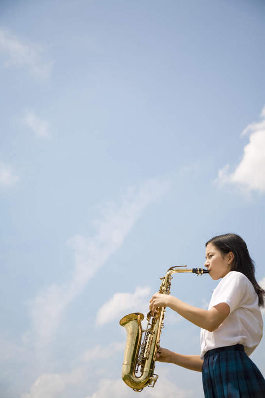 东方人,一个人,站,竖图,室外,白天,仰视,亚洲,仅一个年轻女性,仅一个女性,仅一个人,云,云朵,乐器,铜管乐器,圆号,拿,云彩,拿着,黄种人,蓝色,白云,蓝天,天空,天,站着,晴朗,铜管,年轻女性,女人,女性,亚洲人,晴空,站立,半身,彩图,低角度拍摄