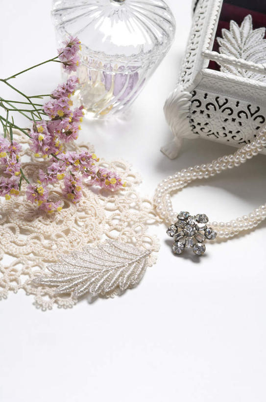 无人,竖图,俯视,室内,特写,白天,白色背景,餐桌,桌子,静物,装饰,盛开,花蕾,花,花瓣,花朵,鲜花,紫色,花苞,花蕊,摄影,流苏,影棚,餐台,华丽,修饰,点缀,衬托,美观,雅致,雅观,彩图,高角度拍摄,影棚拍摄,拍摄