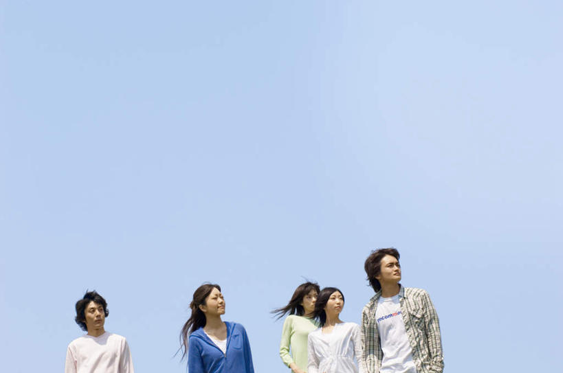 东方人,伙伴,朋友,站,笑,微笑,横图,室外,白天,仰视,友谊,亚洲,许多人,黄种人,蓝色,蓝天,天空,天,站着,一群人,友情,男人,男性,年轻男性,年轻女性,女人,女性,亚洲人,站立,半身,彩图,低角度拍摄