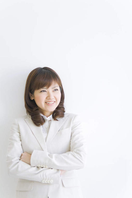 东方人,一个人,商务人士,商务女性,站,笑,双手交叉,微笑,露齿笑,横图,室内,白天,白色背景,正面,衬衫,亚洲,仅一个年轻女性,仅一个女性,仅一个人,套装,墙,黄种人,墙壁,墙面,站着,摄影,影棚,双手抱胸,商务装,工薪阶层,年轻女性,亚洲人,年轻人,白领,上班族,站立,半身,彩图,影棚拍摄,衬衣,拍摄