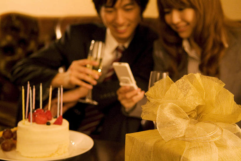 点心,东方人,两个人,夫妻,坐,打电话,横图,室内,白天,正面,爱情,下午茶,杯子,电话,蜡烛,礼盒,礼物,手机,亚洲,一排,整齐,高脚杯,纸盒,食品,一杯,浪漫,拿,拿着,黄种人,通讯设备,玻璃制品,盒子,食物,糕点,排列,一个,包装盒,酒杯,礼品盒,恩爱,恋人,一盒,礼品,单个,队列,香槟杯,交流,男人,男性,年轻男性,年轻女性,女人,女性,亚洲人,夫妇,情侣,玻璃杯,沟通,通话,坐着,半身,彩图,伴侣,蛋糕