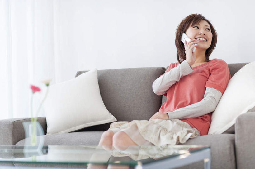 东方人,一个人,客厅,坐,笑,打电话,微笑,露齿笑,横图,室内,白天,正面,靠垫,沙发,电话,手机,亚洲,仅一个年轻女性,仅一个女性,仅一个人,墙,靠枕,拿,拿着,黄种人,通讯设备,墙壁,墙面,垫子,枕头,起居室,交流,年轻女性,女人,女性,亚洲人,沟通,通话,坐着,半身,彩图,皮沙发