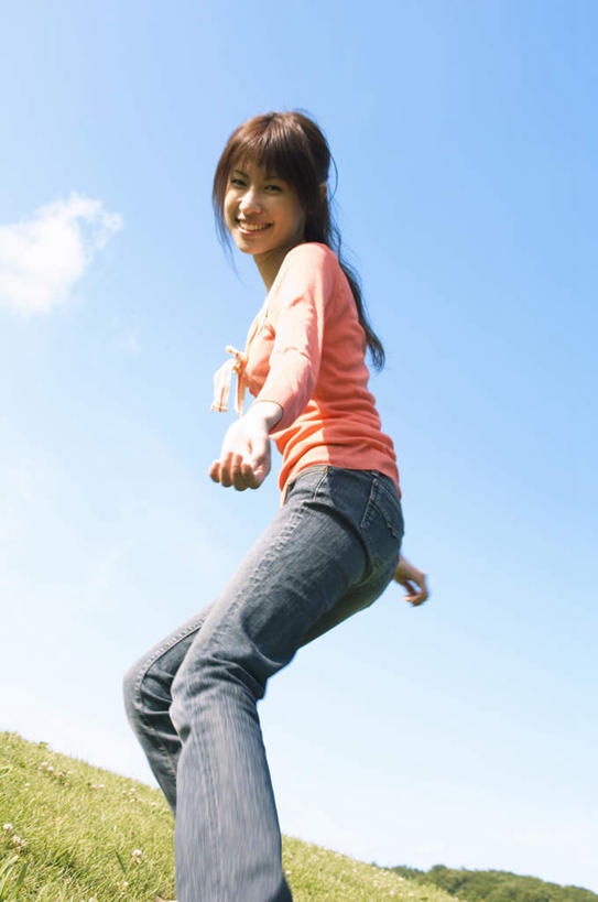 东方人,一个人,站,笑,微笑,露齿笑,竖图,室外,白天,仰视,草地,草坪,植物,亚洲,仅一个年轻女性,仅一个女性,仅一个人,服装,云,云朵,云彩,休闲装,黄种人,草,衣服,红色,蓝色,绿色,白云,蓝天,天空,天,站着,休闲,休闲服,服饰,晴朗,年轻女性,女人,女性,亚洲人,晴空,站立,半身,彩图,低角度拍摄