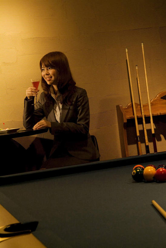 东方人,一个人,坐,打电话,横图,室内,白天,正面,台球,电话,手机,照明,亚洲,仅一个年轻女性,仅一个女性,仅一个人,墙,灯光,拿,拿着,黄种人,通讯设备,顶灯,墙壁,墙面,灯,灯具,照亮,照明设备,交流,桌球,年轻女性,女人,女性,亚洲人,沟通,通话,坐着,半身,彩图