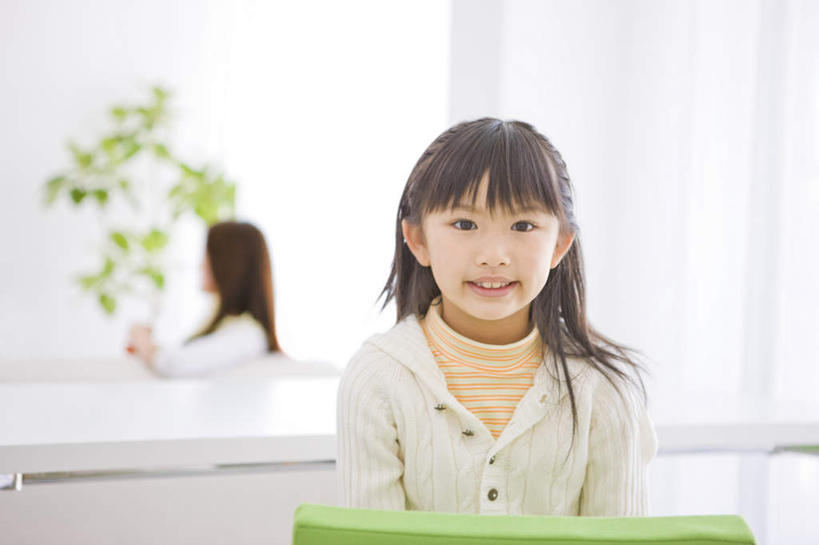 东方人,儿童,两个人,家庭,母亲,女儿,坐,笑,微笑,露齿笑,横图,室内,白天,正面,纯洁,书籍,亚洲,朦胧,模糊,拿,拿着,黄种人,小孩,温暖,温馨,母女,一家人,可爱,母爱,童年,童趣,和睦,童真,烂漫,无邪,天真,年轻女性,女孩,女人,女性,亚洲人,孩子,年轻人,书,图书,坐着,半身,彩图,融洽,女生